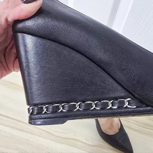 Chanel CC Cap Toe Black Leather Chain Link Wedge Pumps Size EU38/US 7.5-8 - Picture 12 of 16